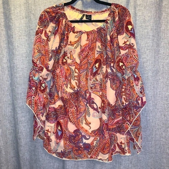 WOMAN’S New Direction medium paisley top with a ruffle sleeve - Picture 1 of 5